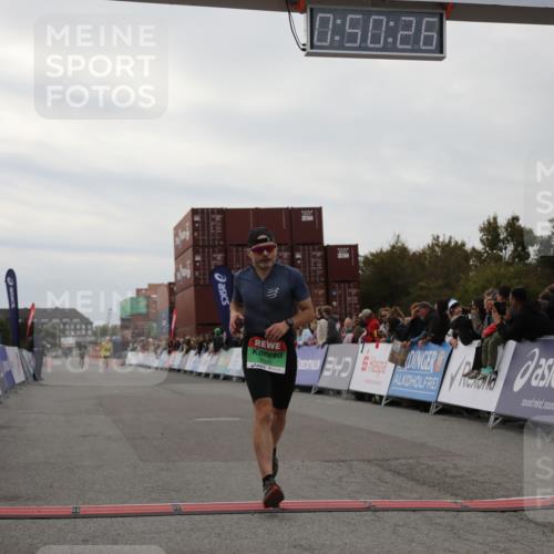 03.10.2025 - Köhlbrandbrückenlauf Yannick Fuchs http://msf.ph/oto/8982977 03.10.2025 15:50:24 Ziel 7045, 7140, 9713 meine-sportfotos.de