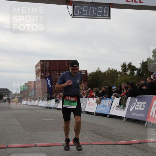 03.10.2025 - Köhlbrandbrückenlauf Yannick Fuchs http://msf.ph/oto/8982980 03.10.2025 15:50:25 Ziel 7045, 7140, 9713 meine-sportfotos.de