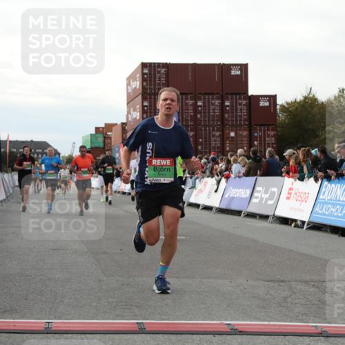 03.10.2025 - Köhlbrandbrückenlauf Yannick Fuchs http://msf.ph/oto/8982990 03.10.2025 16:06:04 Ziel 7296, 7343, 7610, 8539, 8813, 8886, 9100, 9378, 9451, 9468, 9596, 9626, 9633 meine-sportfotos.de