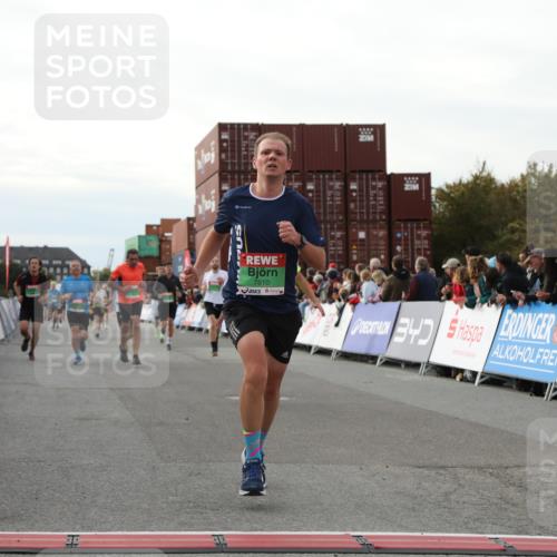 03.10.2025 - Köhlbrandbrückenlauf Yannick Fuchs http://msf.ph/oto/8982993 03.10.2025 16:06:04 Ziel 7296, 7343, 7610, 8539, 8813, 8886, 9100, 9378, 9451, 9468, 9596, 9626, 9633 meine-sportfotos.de