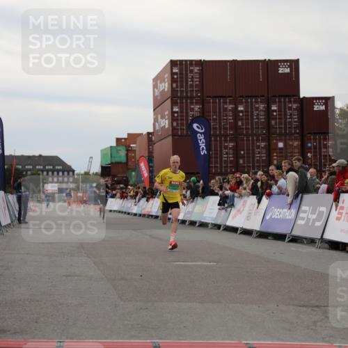 03.10.2025 - Köhlbrandbrückenlauf Yannick Fuchs http://msf.ph/oto/8982994 03.10.2025 15:50:29 Ziel 7036, 7140 meine-sportfotos.de