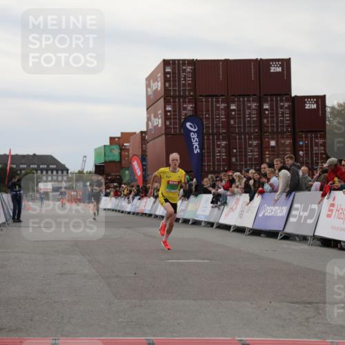 03.10.2025 - Köhlbrandbrückenlauf Yannick Fuchs http://msf.ph/oto/8982997 03.10.2025 15:50:30 Ziel 7036, 7140 meine-sportfotos.de