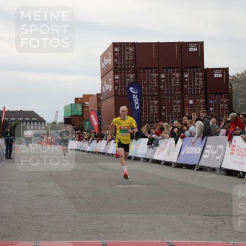 03.10.2025 - Köhlbrandbrückenlauf Yannick Fuchs http://msf.ph/oto/8982998 03.10.2025 15:50:30 Ziel 7036, 7140 meine-sportfotos.de