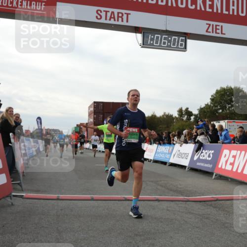 03.10.2025 - Köhlbrandbrückenlauf Yannick Fuchs http://msf.ph/oto/8982999 03.10.2025 16:06:05 Ziel 7296, 7343, 7610, 8539, 8813, 8886, 9100, 9378, 9451, 9468, 9596, 9626, 9633 meine-sportfotos.de