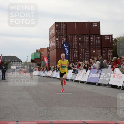 03.10.2025 - Köhlbrandbrückenlauf Yannick Fuchs http://msf.ph/oto/8983000 03.10.2025 15:50:30 Ziel 7036, 7140 meine-sportfotos.de