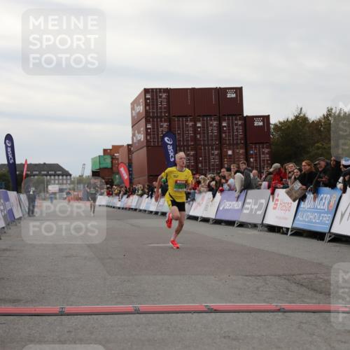 03.10.2025 - Köhlbrandbrückenlauf Yannick Fuchs http://msf.ph/oto/8983002 03.10.2025 15:50:30 Ziel 7036, 7140 meine-sportfotos.de