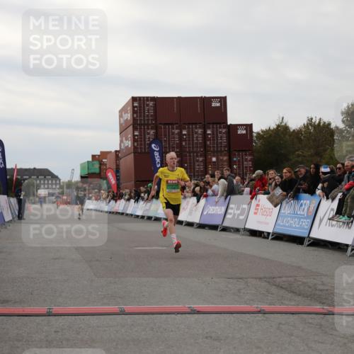 03.10.2025 - Köhlbrandbrückenlauf Yannick Fuchs http://msf.ph/oto/8983004 03.10.2025 15:50:30 Ziel 7036, 7140 meine-sportfotos.de