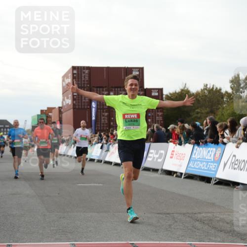 03.10.2025 - Köhlbrandbrückenlauf Yannick Fuchs http://msf.ph/oto/8983005 03.10.2025 16:06:05 Ziel 7296, 7343, 7610, 8539, 8813, 8886, 9100, 9378, 9451, 9468, 9596, 9626, 9633 meine-sportfotos.de