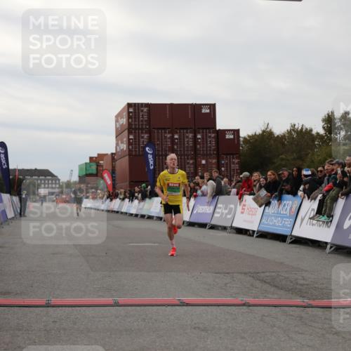 03.10.2025 - Köhlbrandbrückenlauf Yannick Fuchs http://msf.ph/oto/8983006 03.10.2025 15:50:30 Ziel 7036, 7140 meine-sportfotos.de