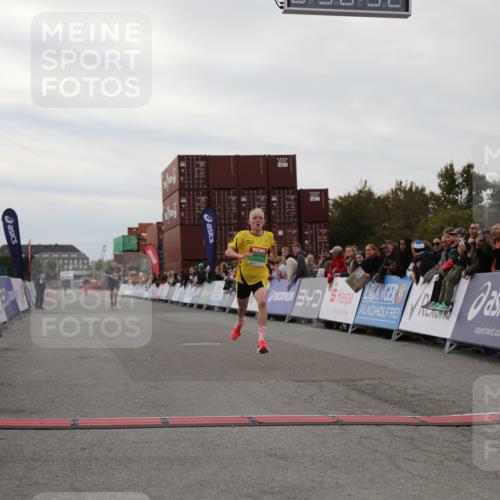 03.10.2025 - Köhlbrandbrückenlauf Yannick Fuchs http://msf.ph/oto/8983008 03.10.2025 15:50:31 Ziel 7036, 7140 meine-sportfotos.de