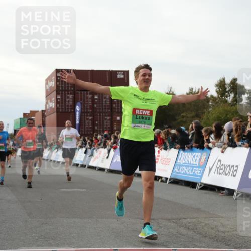 03.10.2025 - Köhlbrandbrückenlauf Yannick Fuchs http://msf.ph/oto/8983009 03.10.2025 16:06:06 Ziel 7296, 7343, 7610, 8539, 8813, 8886, 9100, 9378, 9451, 9468, 9596, 9626, 9633 meine-sportfotos.de