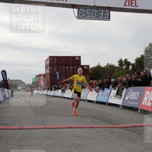 03.10.2025 - Köhlbrandbrückenlauf Yannick Fuchs http://msf.ph/oto/8983010 03.10.2025 15:50:31 Ziel 7036, 7140 meine-sportfotos.de