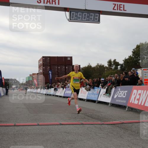 03.10.2025 - Köhlbrandbrückenlauf Yannick Fuchs http://msf.ph/oto/8983013 03.10.2025 15:50:31 Ziel 7036, 7140 meine-sportfotos.de