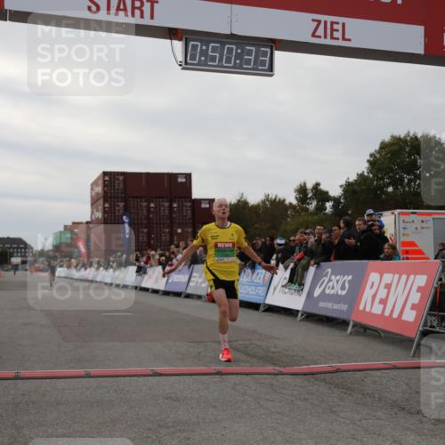 03.10.2025 - Köhlbrandbrückenlauf Yannick Fuchs http://msf.ph/oto/8983014 03.10.2025 15:50:31 Ziel 7036, 7140 meine-sportfotos.de