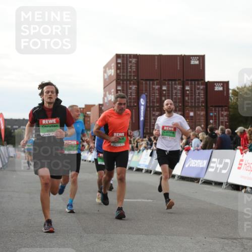 03.10.2025 - Köhlbrandbrückenlauf Yannick Fuchs http://msf.ph/oto/8983022 03.10.2025 16:06:07 Ziel 7296, 7343, 7610, 8064, 8539, 8813, 8886, 9100, 9378, 9451, 9468, 9596, 9626, 9633 meine-sportfotos.de