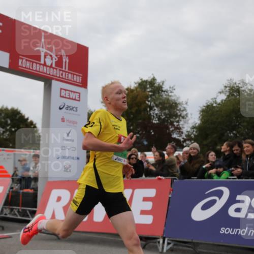 03.10.2025 - Köhlbrandbrückenlauf Yannick Fuchs http://msf.ph/oto/8983028 03.10.2025 15:50:32 Ziel 7036, 7140 meine-sportfotos.de