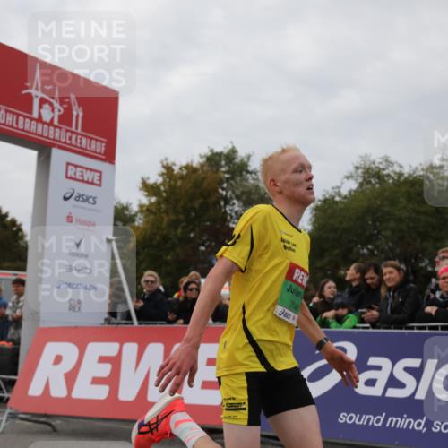 03.10.2025 - Köhlbrandbrückenlauf Yannick Fuchs http://msf.ph/oto/8983030 03.10.2025 15:50:32 Ziel 7036, 7140 meine-sportfotos.de