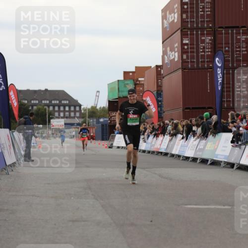 03.10.2025 - Köhlbrandbrückenlauf Yannick Fuchs http://msf.ph/oto/8983032 03.10.2025 15:50:34 Ziel 7036, 7140 meine-sportfotos.de