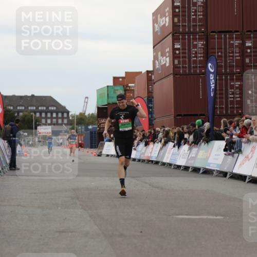 03.10.2025 - Köhlbrandbrückenlauf Yannick Fuchs http://msf.ph/oto/8983034 03.10.2025 15:50:34 Ziel 7036, 7140 meine-sportfotos.de