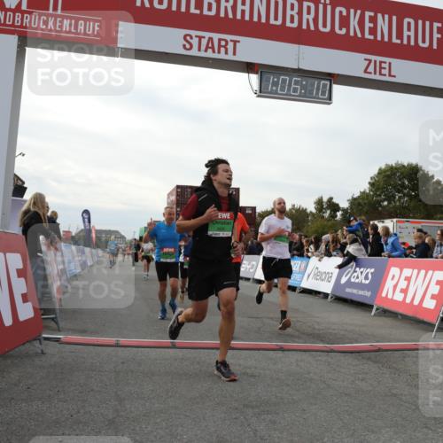 03.10.2025 - Köhlbrandbrückenlauf Yannick Fuchs http://msf.ph/oto/8983036 03.10.2025 16:06:08 Ziel 7296, 7343, 7610, 8064, 8539, 8813, 8886, 9100, 9378, 9451, 9596, 9626, 9633 meine-sportfotos.de