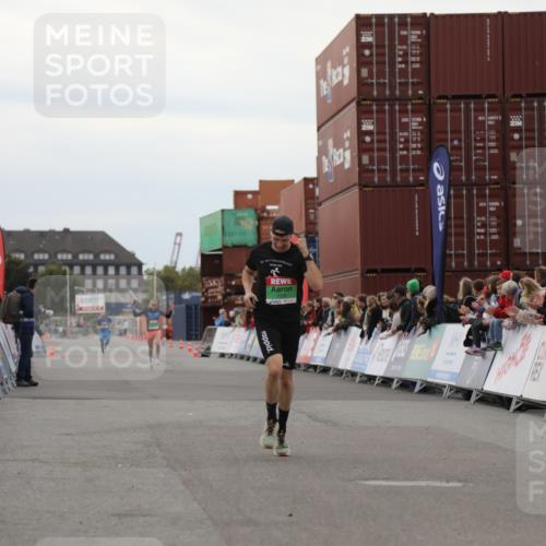 03.10.2025 - Köhlbrandbrückenlauf Yannick Fuchs http://msf.ph/oto/8983039 03.10.2025 15:50:35 Ziel 7036, 7140 meine-sportfotos.de