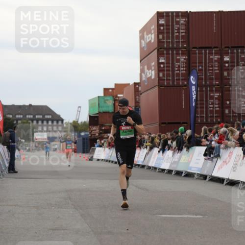 03.10.2025 - Köhlbrandbrückenlauf Yannick Fuchs http://msf.ph/oto/8983041 03.10.2025 15:50:35 Ziel 7036, 7140 meine-sportfotos.de