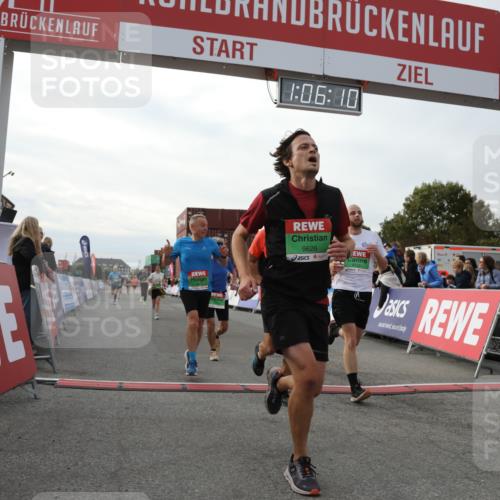 03.10.2025 - Köhlbrandbrückenlauf Yannick Fuchs http://msf.ph/oto/8983042 03.10.2025 16:06:09 Ziel 7296, 7343, 8064, 8539, 8813, 8886, 9100, 9378, 9451, 9483, 9596, 9626, 9633 meine-sportfotos.de