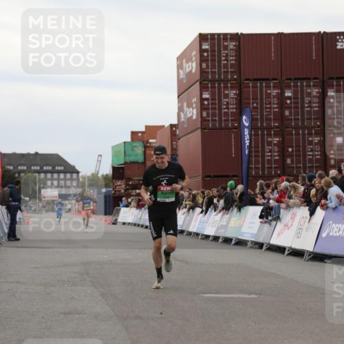 03.10.2025 - Köhlbrandbrückenlauf Yannick Fuchs http://msf.ph/oto/8983043 03.10.2025 15:50:35 Ziel 7036, 7140 meine-sportfotos.de