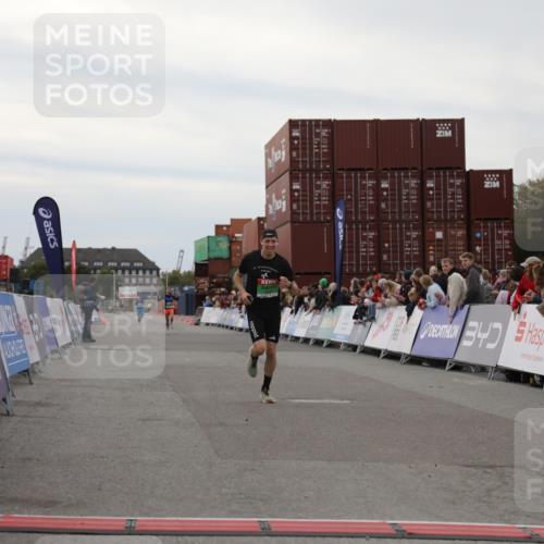 03.10.2025 - Köhlbrandbrückenlauf Yannick Fuchs http://msf.ph/oto/8983044 03.10.2025 15:50:35 Ziel 7036, 7140 meine-sportfotos.de