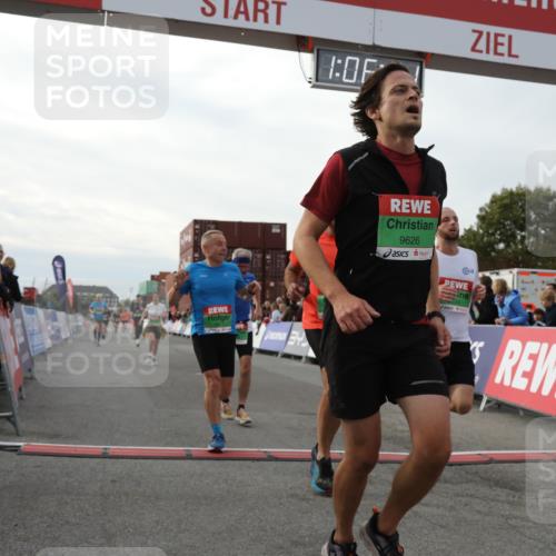 03.10.2025 - Köhlbrandbrückenlauf Yannick Fuchs http://msf.ph/oto/8983045 03.10.2025 16:06:09 Ziel 7296, 7343, 8064, 8539, 8813, 8886, 9100, 9378, 9451, 9483, 9596, 9626, 9633 meine-sportfotos.de
