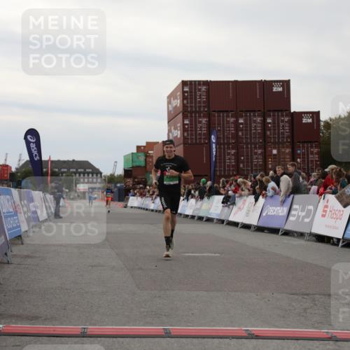 03.10.2025 - Köhlbrandbrückenlauf Yannick Fuchs http://msf.ph/oto/8983046 03.10.2025 15:50:35 Ziel 7036, 7140 meine-sportfotos.de