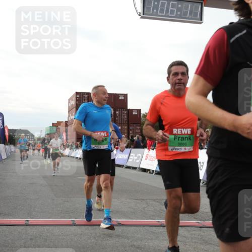 03.10.2025 - Köhlbrandbrückenlauf Yannick Fuchs http://msf.ph/oto/8983047 03.10.2025 16:06:09 Ziel 7296, 7343, 8064, 8539, 8813, 8886, 9100, 9378, 9451, 9483, 9596, 9626, 9633 meine-sportfotos.de