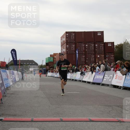 03.10.2025 - Köhlbrandbrückenlauf Yannick Fuchs http://msf.ph/oto/8983048 03.10.2025 15:50:35 Ziel 7036, 7140 meine-sportfotos.de