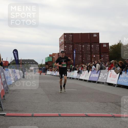 03.10.2025 - Köhlbrandbrückenlauf Yannick Fuchs http://msf.ph/oto/8983050 03.10.2025 15:50:36 Ziel 7020, 7036 meine-sportfotos.de