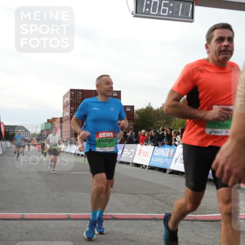 03.10.2025 - Köhlbrandbrückenlauf Yannick Fuchs http://msf.ph/oto/8983051 03.10.2025 16:06:09 Ziel 7296, 7343, 8064, 8539, 8813, 8886, 9100, 9378, 9451, 9483, 9596, 9626, 9633 meine-sportfotos.de