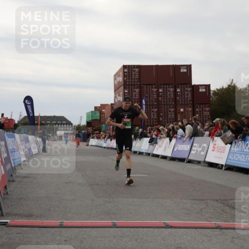 03.10.2025 - Köhlbrandbrückenlauf Yannick Fuchs http://msf.ph/oto/8983052 03.10.2025 15:50:36 Ziel 7020, 7036 meine-sportfotos.de