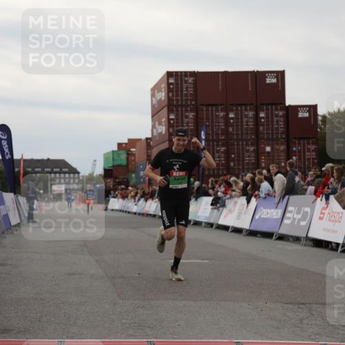 03.10.2025 - Köhlbrandbrückenlauf Yannick Fuchs http://msf.ph/oto/8983053 03.10.2025 15:50:36 Ziel 7020, 7036 meine-sportfotos.de