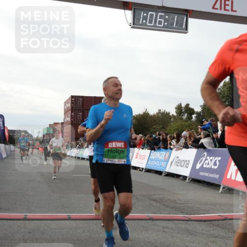 03.10.2025 - Köhlbrandbrückenlauf Yannick Fuchs http://msf.ph/oto/8983054 03.10.2025 16:06:10 Ziel 7296, 7343, 8064, 8539, 8813, 8886, 9100, 9451, 9483, 9596, 9626, 9633 meine-sportfotos.de
