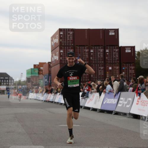 03.10.2025 - Köhlbrandbrückenlauf Yannick Fuchs http://msf.ph/oto/8983055 03.10.2025 15:50:36 Ziel 7020, 7036 meine-sportfotos.de