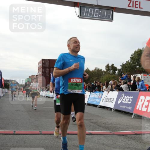 03.10.2025 - Köhlbrandbrückenlauf Yannick Fuchs http://msf.ph/oto/8983056 03.10.2025 16:06:10 Ziel 7296, 7343, 8064, 8539, 8813, 8886, 9100, 9451, 9483, 9596, 9626, 9633 meine-sportfotos.de