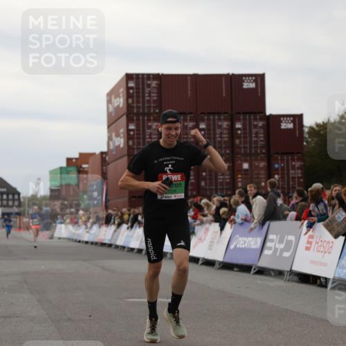 03.10.2025 - Köhlbrandbrückenlauf Yannick Fuchs http://msf.ph/oto/8983057 03.10.2025 15:50:36 Ziel 7020, 7036 meine-sportfotos.de