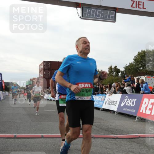 03.10.2025 - Köhlbrandbrückenlauf Yannick Fuchs http://msf.ph/oto/8983058 03.10.2025 16:06:10 Ziel 7296, 7343, 8064, 8539, 8813, 8886, 9100, 9451, 9483, 9596, 9626, 9633 meine-sportfotos.de