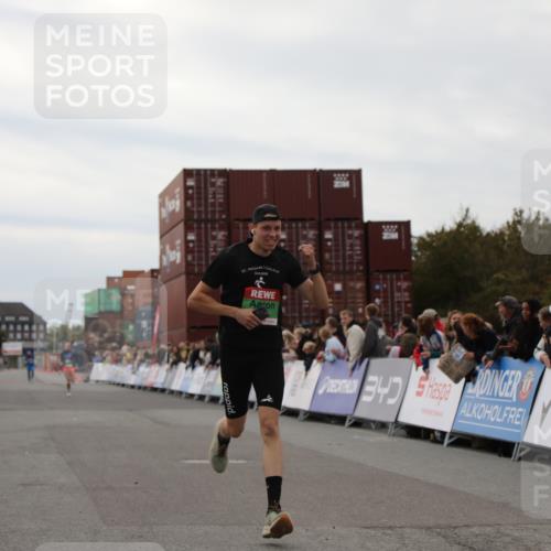 03.10.2025 - Köhlbrandbrückenlauf Yannick Fuchs http://msf.ph/oto/8983059 03.10.2025 15:50:36 Ziel 7020, 7036 meine-sportfotos.de