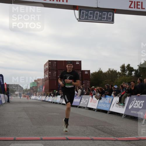 03.10.2025 - Köhlbrandbrückenlauf Yannick Fuchs http://msf.ph/oto/8983060 03.10.2025 15:50:37 Ziel 7020, 7036 meine-sportfotos.de