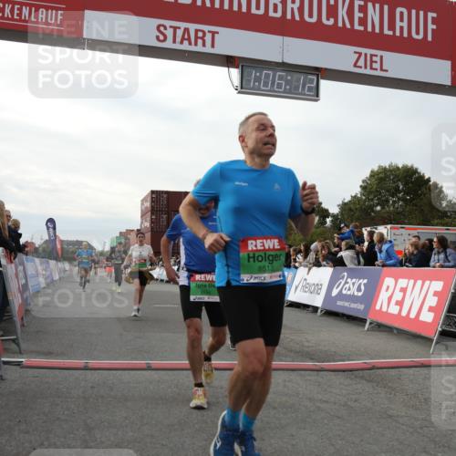 03.10.2025 - Köhlbrandbrückenlauf Yannick Fuchs http://msf.ph/oto/8983061 03.10.2025 16:06:10 Ziel 7296, 7343, 8064, 8539, 8813, 8886, 9100, 9451, 9483, 9596, 9626, 9633 meine-sportfotos.de