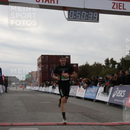 03.10.2025 - Köhlbrandbrückenlauf Yannick Fuchs http://msf.ph/oto/8983063 03.10.2025 15:50:37 Ziel 7020, 7036 meine-sportfotos.de