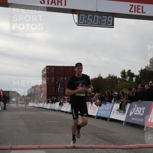 03.10.2025 - Köhlbrandbrückenlauf Yannick Fuchs http://msf.ph/oto/8983065 03.10.2025 15:50:37 Ziel 7020, 7036 meine-sportfotos.de