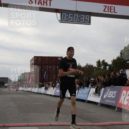 03.10.2025 - Köhlbrandbrückenlauf Yannick Fuchs http://msf.ph/oto/8983067 03.10.2025 15:50:37 Ziel 7020, 7036 meine-sportfotos.de