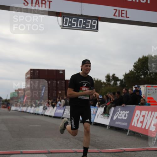 03.10.2025 - Köhlbrandbrückenlauf Yannick Fuchs http://msf.ph/oto/8983068 03.10.2025 15:50:37 Ziel 7020, 7036 meine-sportfotos.de