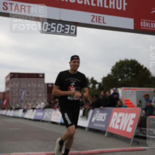 03.10.2025 - Köhlbrandbrückenlauf Yannick Fuchs http://msf.ph/oto/8983070 03.10.2025 15:50:37 Ziel 7020, 7036 meine-sportfotos.de